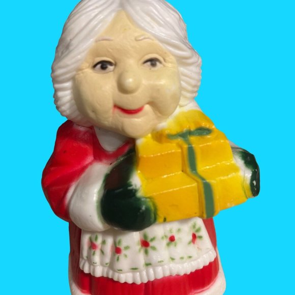 Santa and Mrs Claus Salt and Pepper Shaker Set - Picture 3 of 12